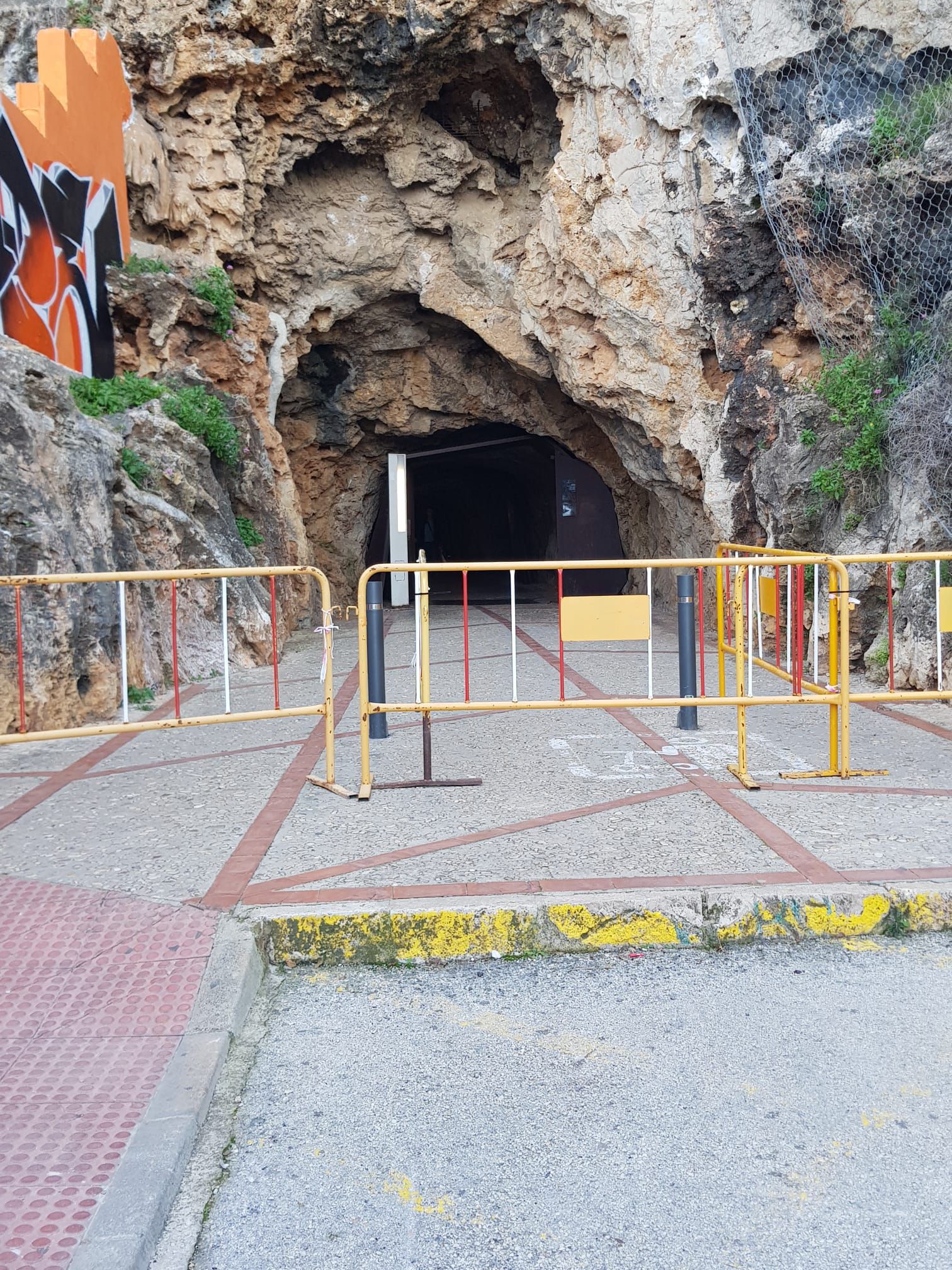 Unas vallas señalizan el cierre del túnel.
