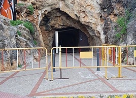 Unas vallas señalizan el cierre del túnel.