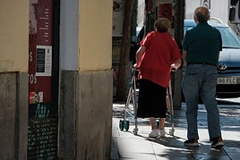 Una pareja de jubilados paseando.