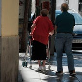Una pareja de jubilados paseando.