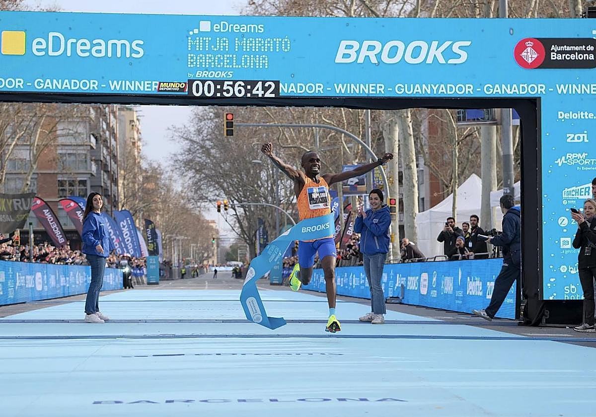 Kiplimo, cuando batió el récord del mundo en Barcelona.