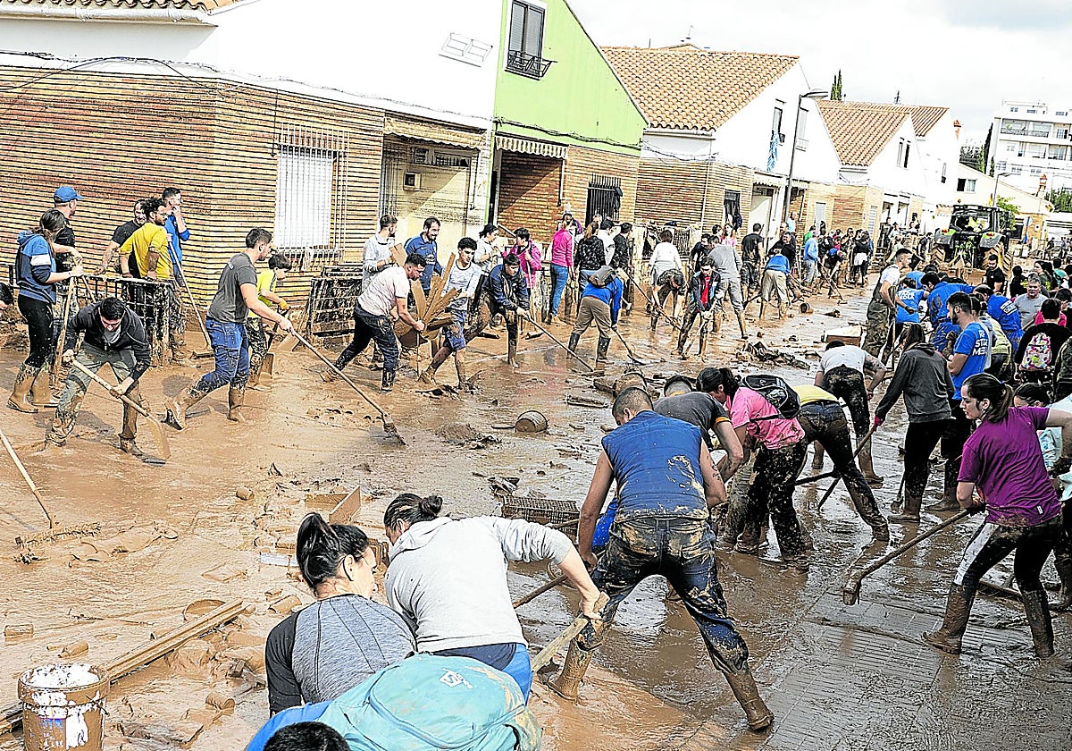 Decenas de voluntarios limpian el barro en Utiel.