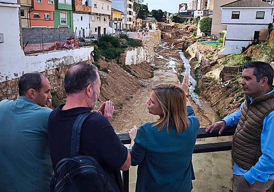 Autoridades en la visita a las obras del barranco de Chiva este miércoles.