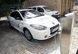 Un coche eléctrico en recarga.