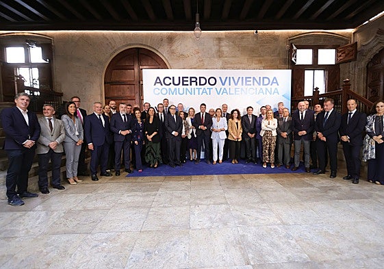 Los firmantes del acuerdo, este miércoles en el Palau de la Generalitat.