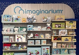 Estantería con productos de Imaginarium.