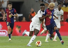 Vinicius y Lamine Yamal pugnan por el balón en la final de la Copa del Rey 24/25.