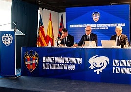 Danvila, a la izquierda, durante la Junta de Accionistas del Levante.