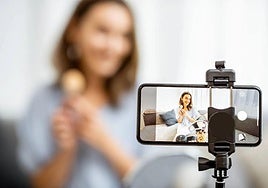 Una influencer se graba con el móvil.