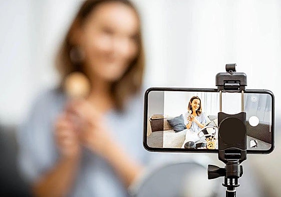 Una influencer se graba con el móvil.
