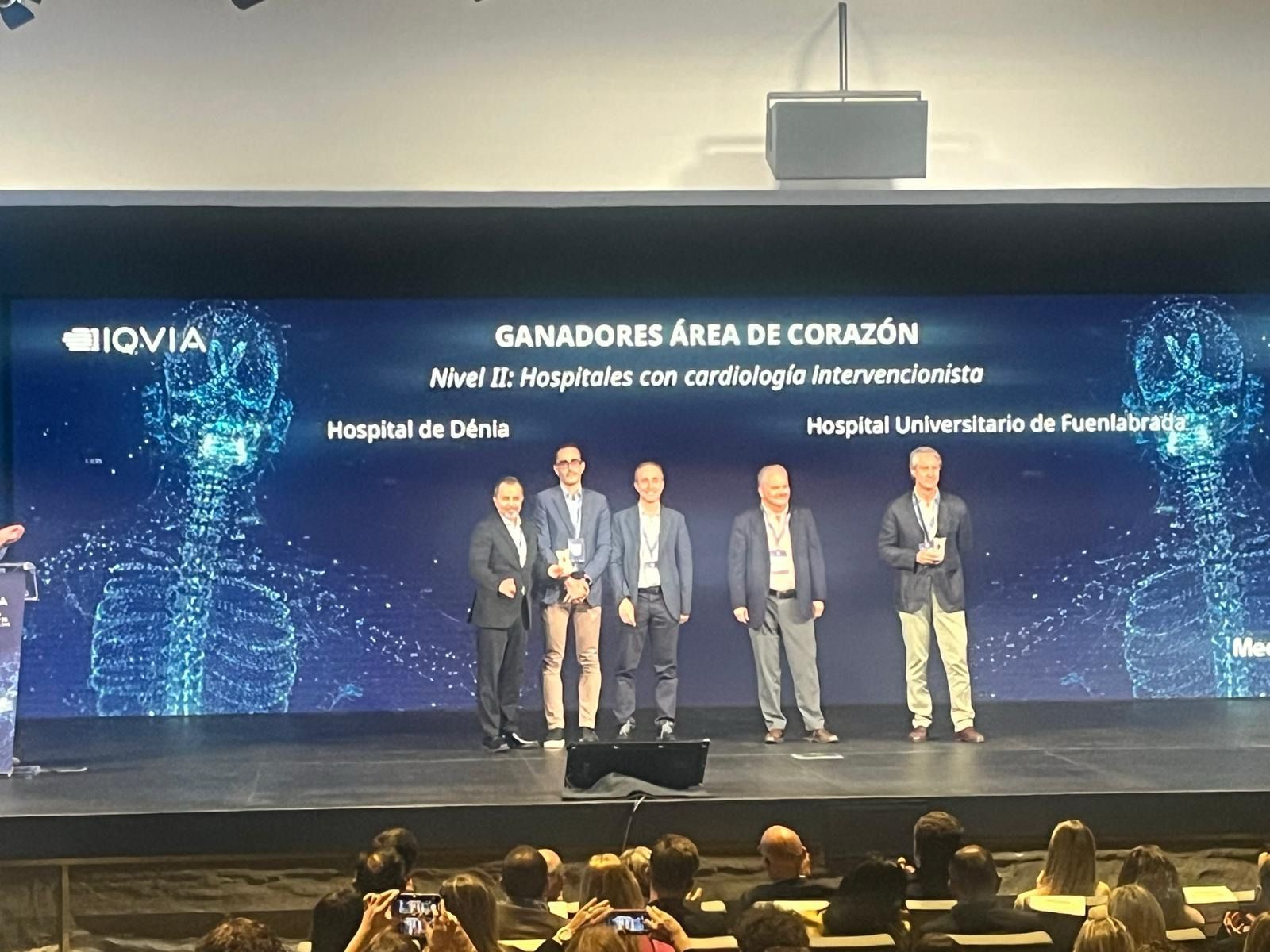 Los representantes del Hospital de Dénia recogiendo el reconocimiento.