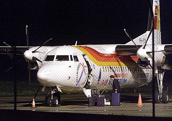 Un pasajero accede a un avión de Air Nostrum, en 2003.