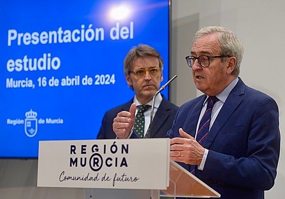 El director del IVIE, Francisco Pérez, junto al consejero de Hacienda de esa región, Luis Alberto Marín.