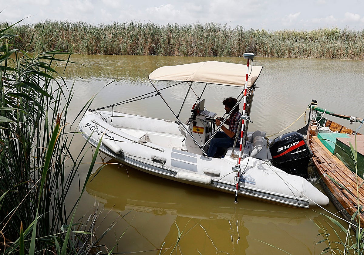 La zodiac que recorrió la Albufera para el estudio sobre su fondo.