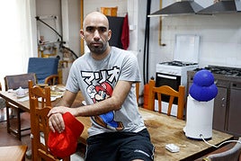 Yaagoub Badra, en la cocina de la asociación.