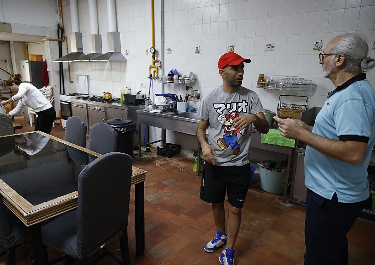 Imagen secundaria 1 - El voluntario que encontró su hogar en una oenegé