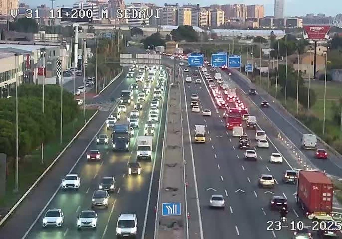 Atascos en la V-31 este jueves, 23 de octubre.