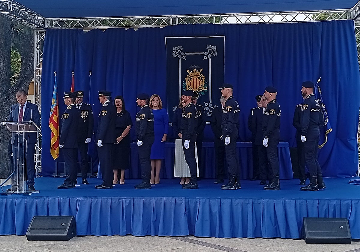 Siete de los policías locales condecorados, en la tribuna, tras recibir las medallas.