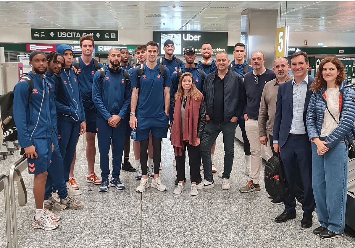 Los jugadores del Valencia Basket posan con los aficionados que viajaron con el equipo.