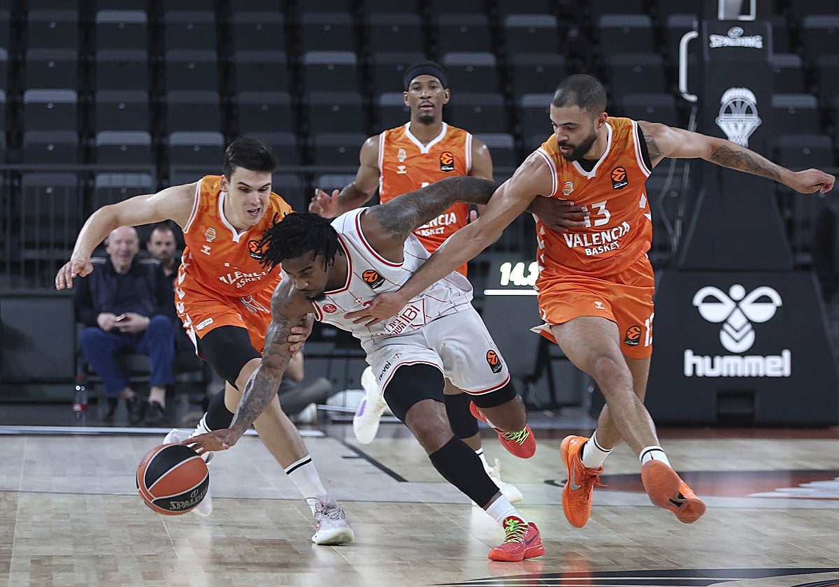 Jones disputa el balón con Darius Thompson durante el partido entre el Valencia Basket y el Hapoel Tel Aviv en el Roig Arena.