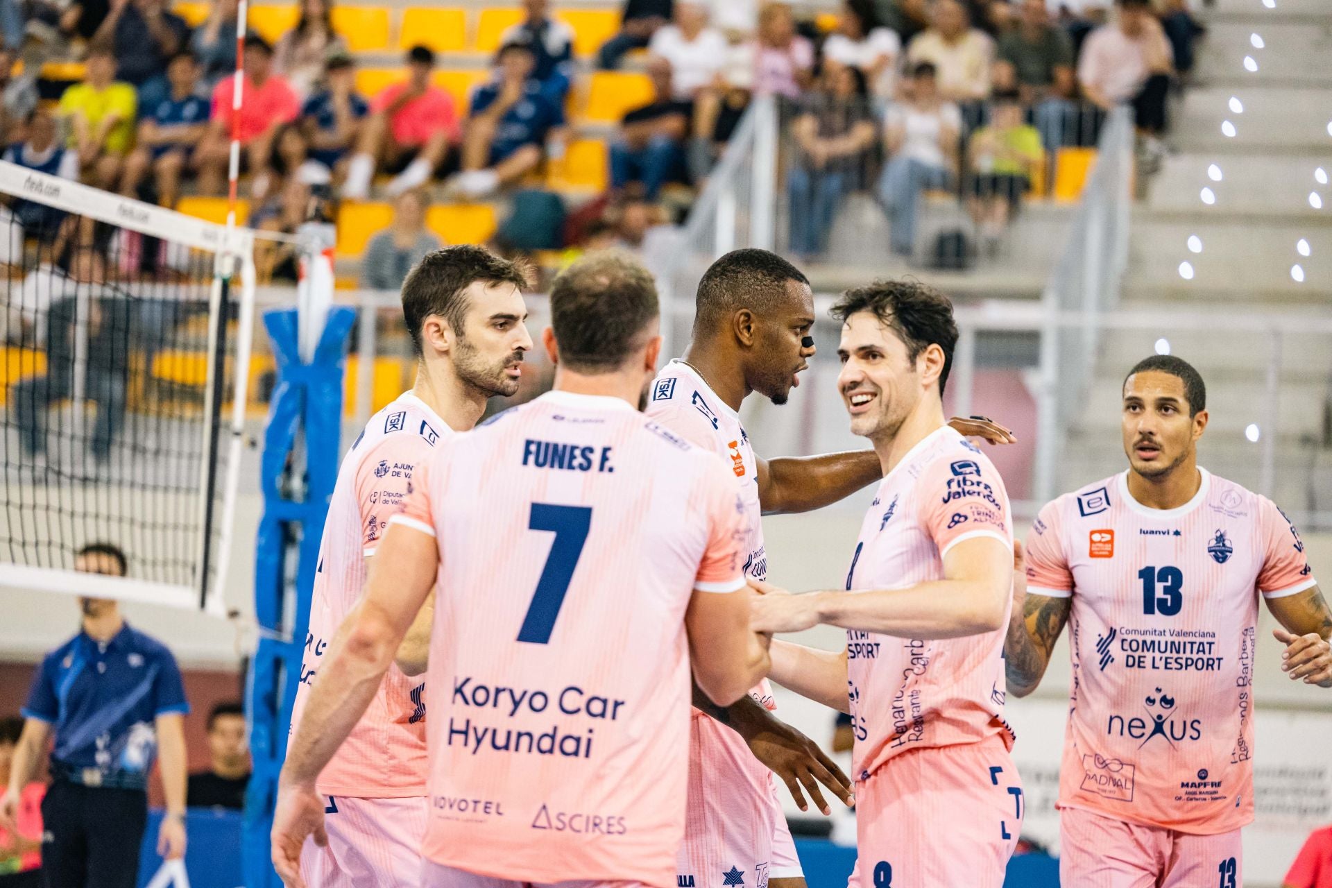 Los jugadores del Léleman Conqueridor celebran un punto.