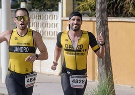 Socios de correcaminos durante el Triatló Valencia.