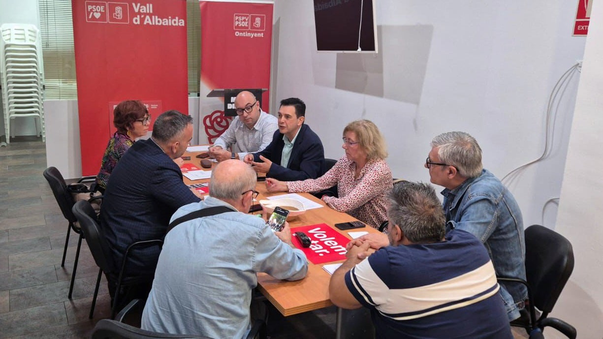 Reunión del Síndic de Salut con representantes socialistas de la Vall d'Albaida.