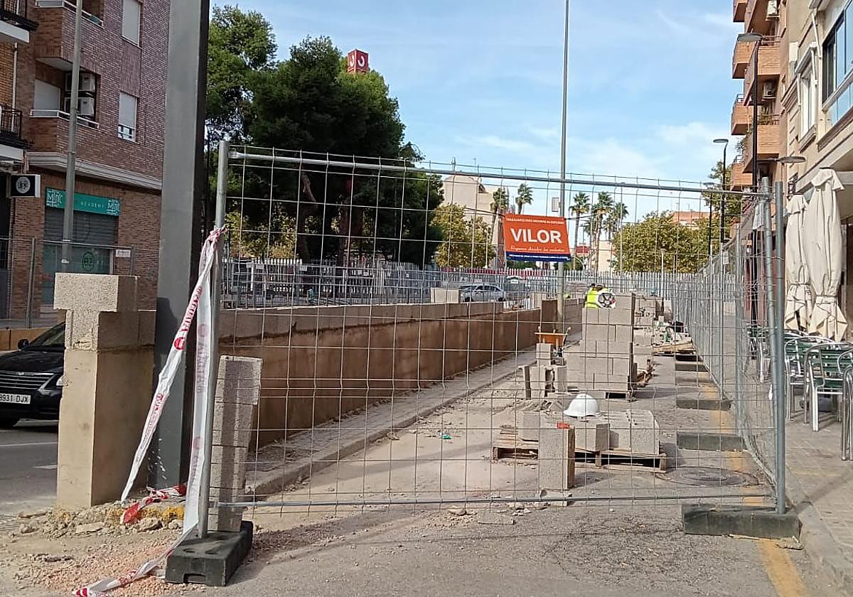 Construcción de un muro en el paso inferior de la avenida Dos de Mayo en Aldaia.