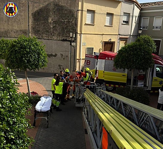 Momento en el que el obrero es trasladado por los bomberos a los servicios sanitarios.