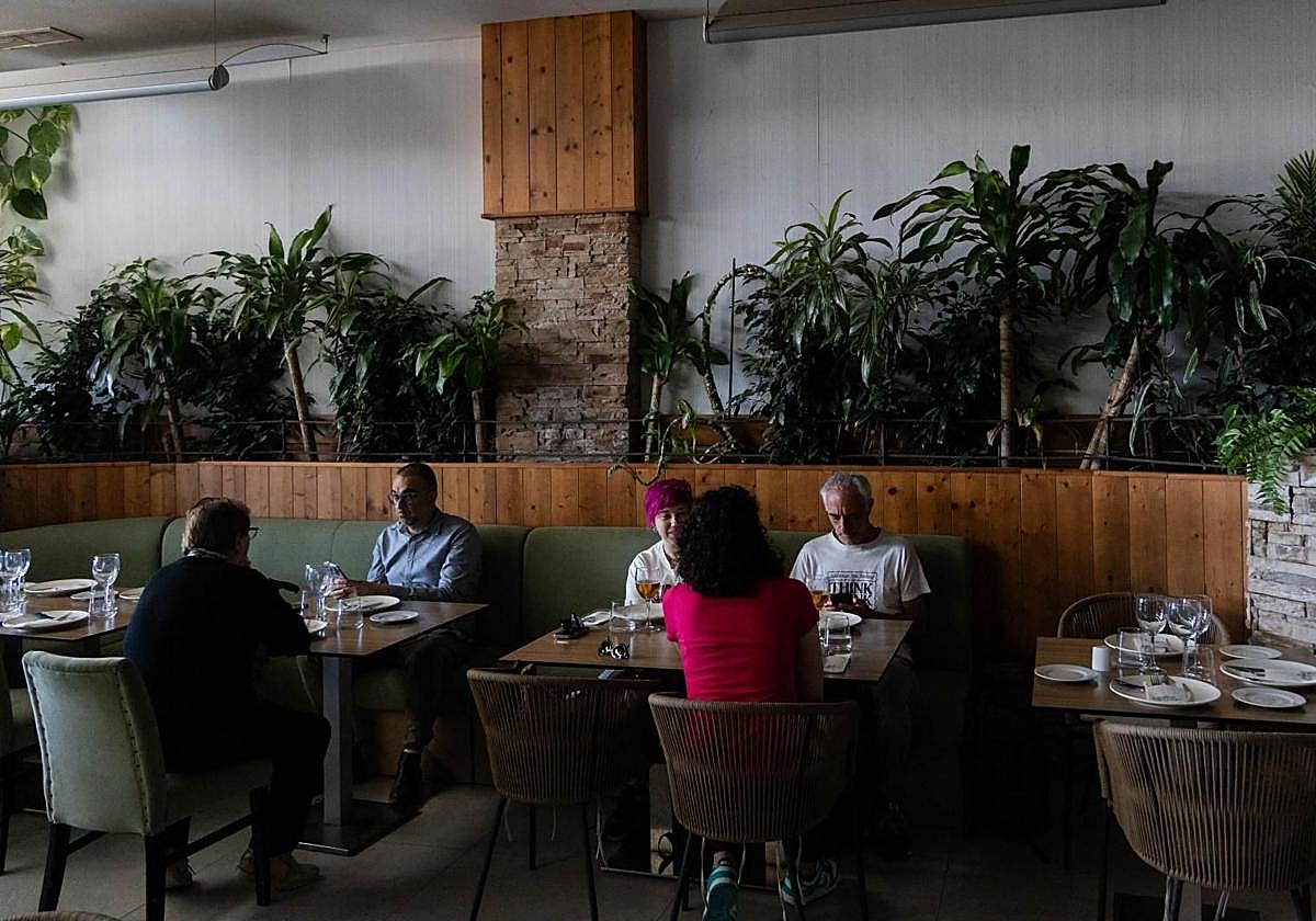 Unas personas comen en un restaurante durante el apagón generalizado.