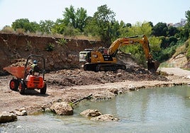 Obras en la ribera del río Buñol.