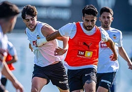 Eray Cömert, en un entrenamiento con el Valencia.
