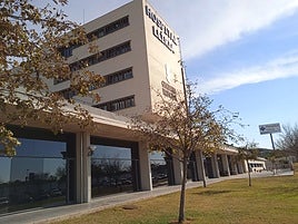 Fachada del hospital de Llíria.