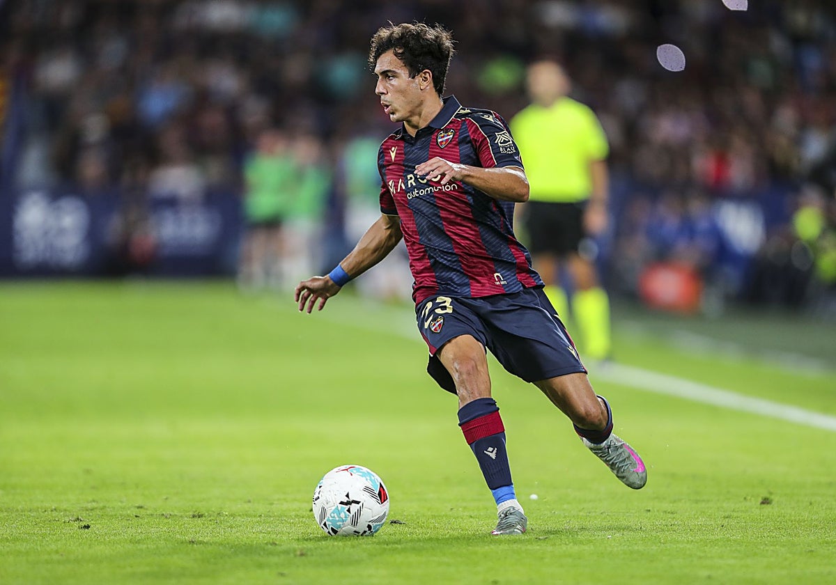 Manu Sánchez conduce un balón con el Levante.
