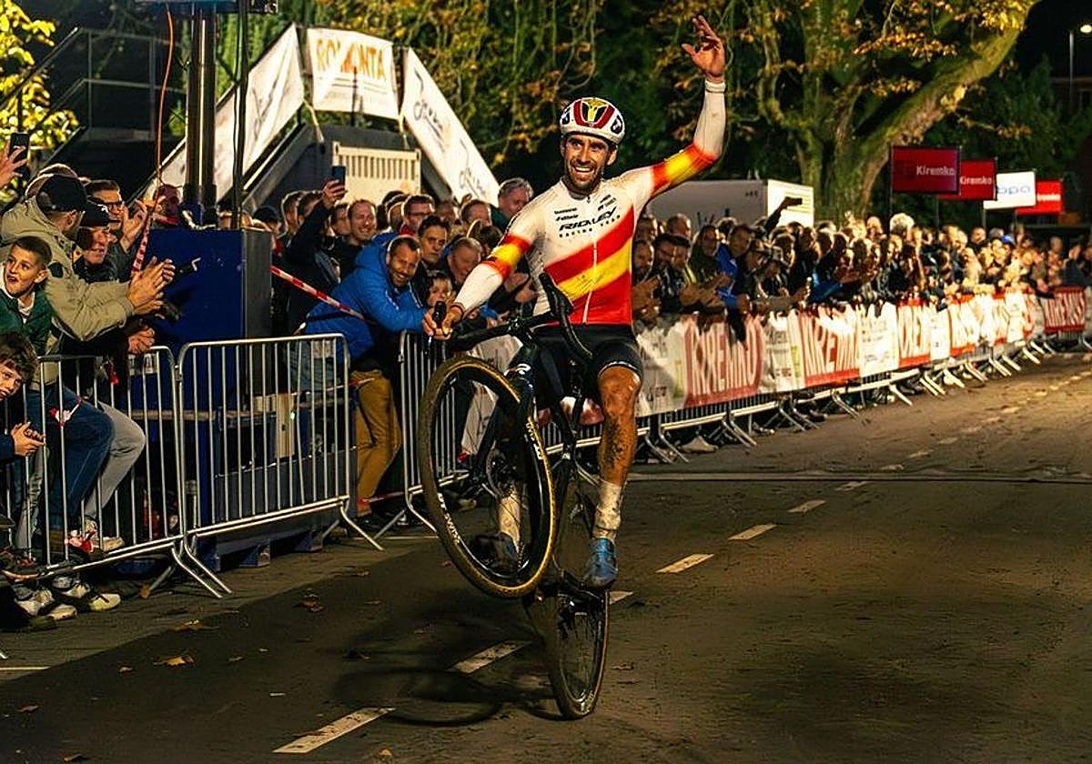 El valenciano Felipe Orts, ganador de la Nacht van Woerden.