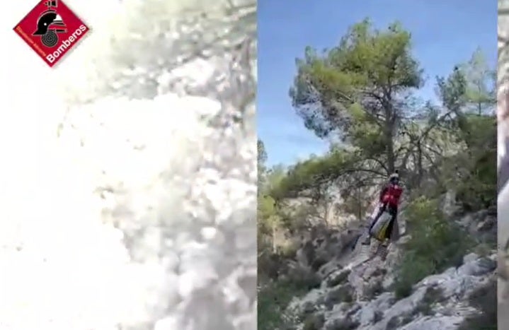 Momento del rescate del senderista lesionado en Alcoi.