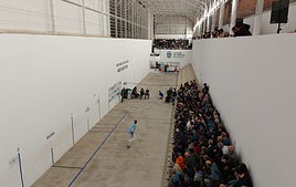 Imagen de archivo de una partida en el trinquet de la Pobla de Vallbona.