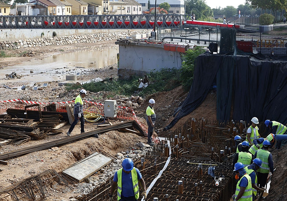Obras de emergencia en uno de los cauces afectados por la dana.