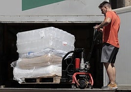 Un transportista carga mercancía en Valencia.