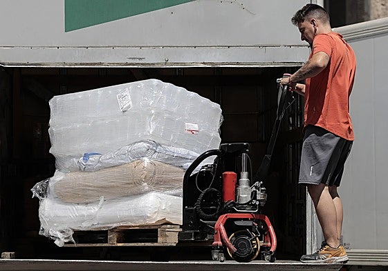 Un transportista carga mercancía en Valencia.