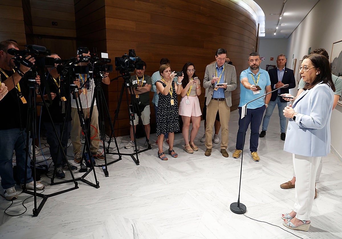 La presidenta de Les Corts, Llanos Massó, en una comparecencia ante la prensa.