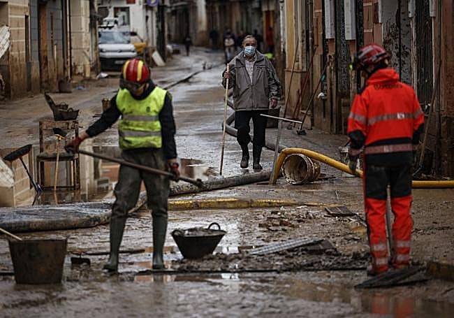 Recogida de barro en un municipio de l'Horta.