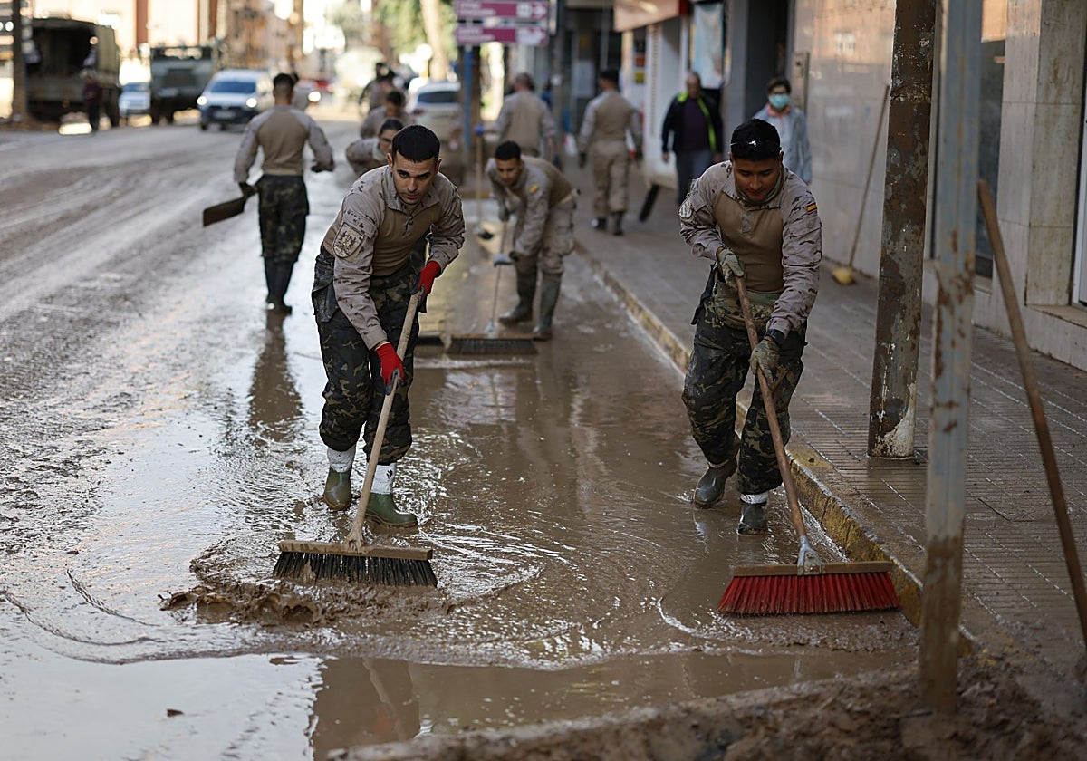 Militares limpiando a principios de diciembre, en una imagen de archivo.