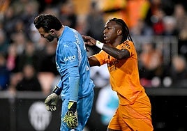 Vinícius empuja a Dimitrievski durante un partido en Mestalla.