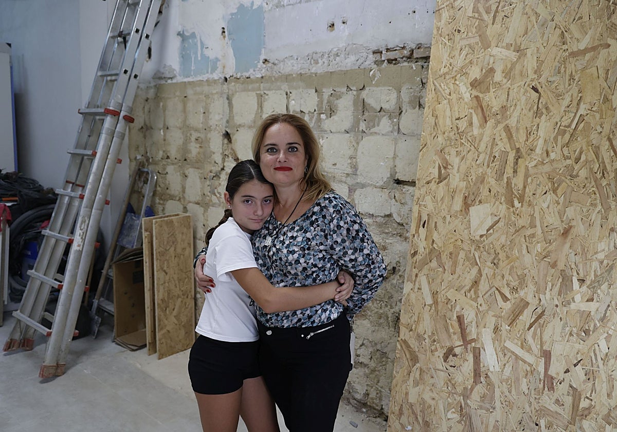 Imagen principal - Mónica, Tonica y Andrea en sus casas que aún siguen dañadas por la dana