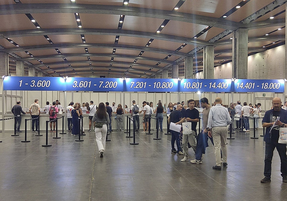 Los participantes recogen su dorsal en la feria del corredor