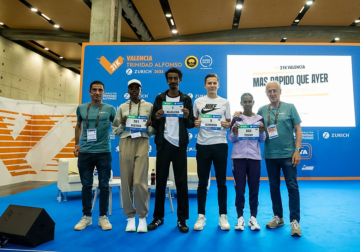 Los favoritos a ganar la carrera recogen su dorsal.