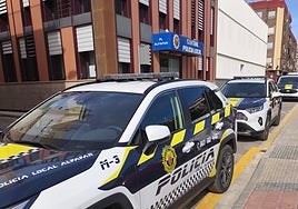 Agentes de la Policía Local de Alfafar salvaron a la mujer atragantada con un trozo de hamburguesa.