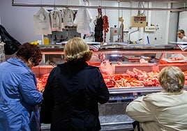 Uno de los puestos del mercado de Sedaví que reabrió tras la dana del 29-0.