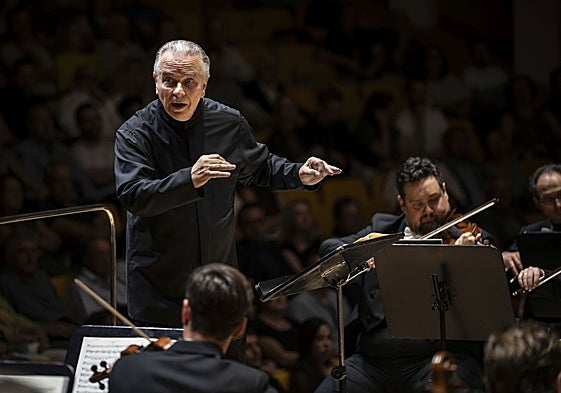 Sir Mark Elder al frente de la oqrquesta.